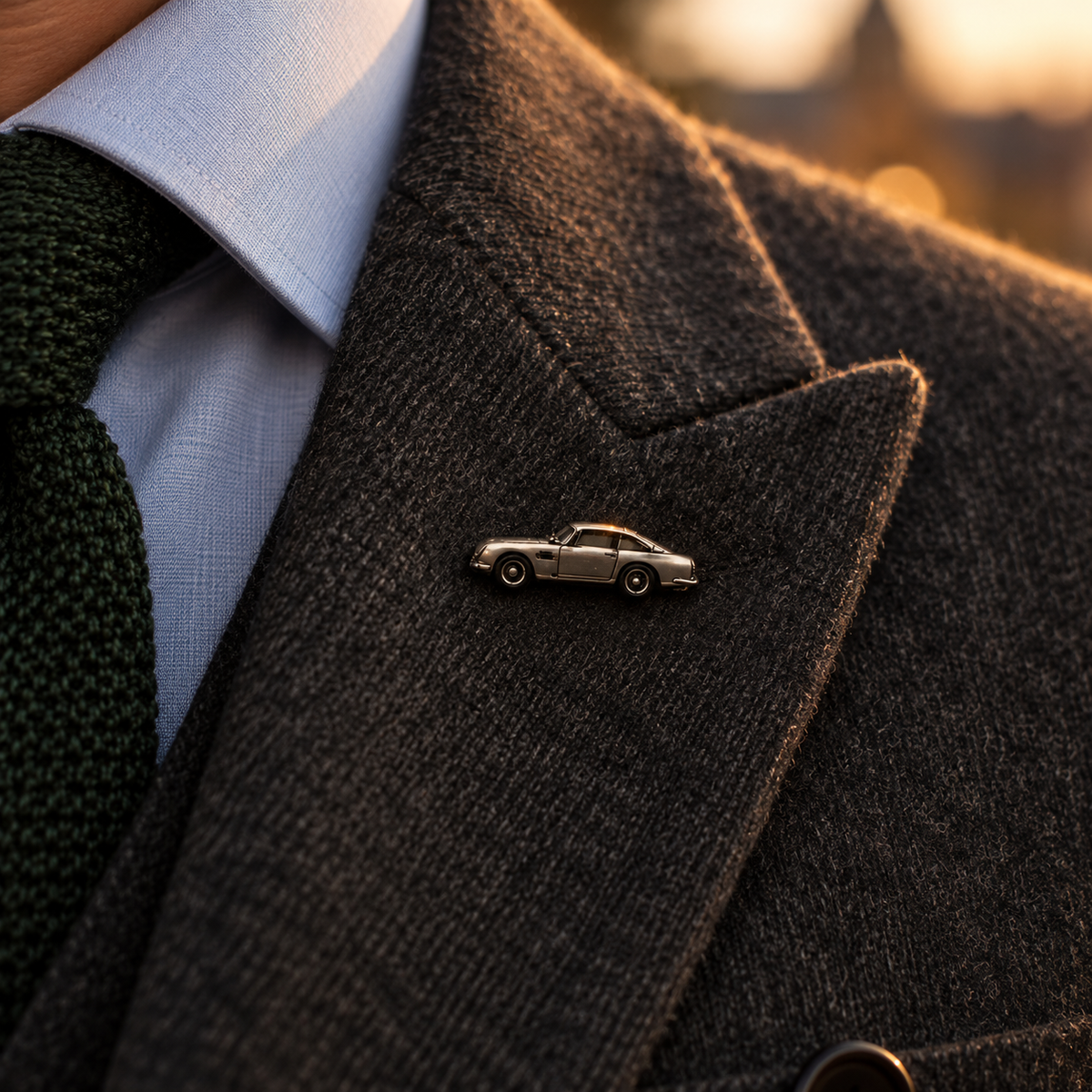 Pin David: Grand-Tourer-Silhouette am Revers eines anthrazitfarbenen Anzugs