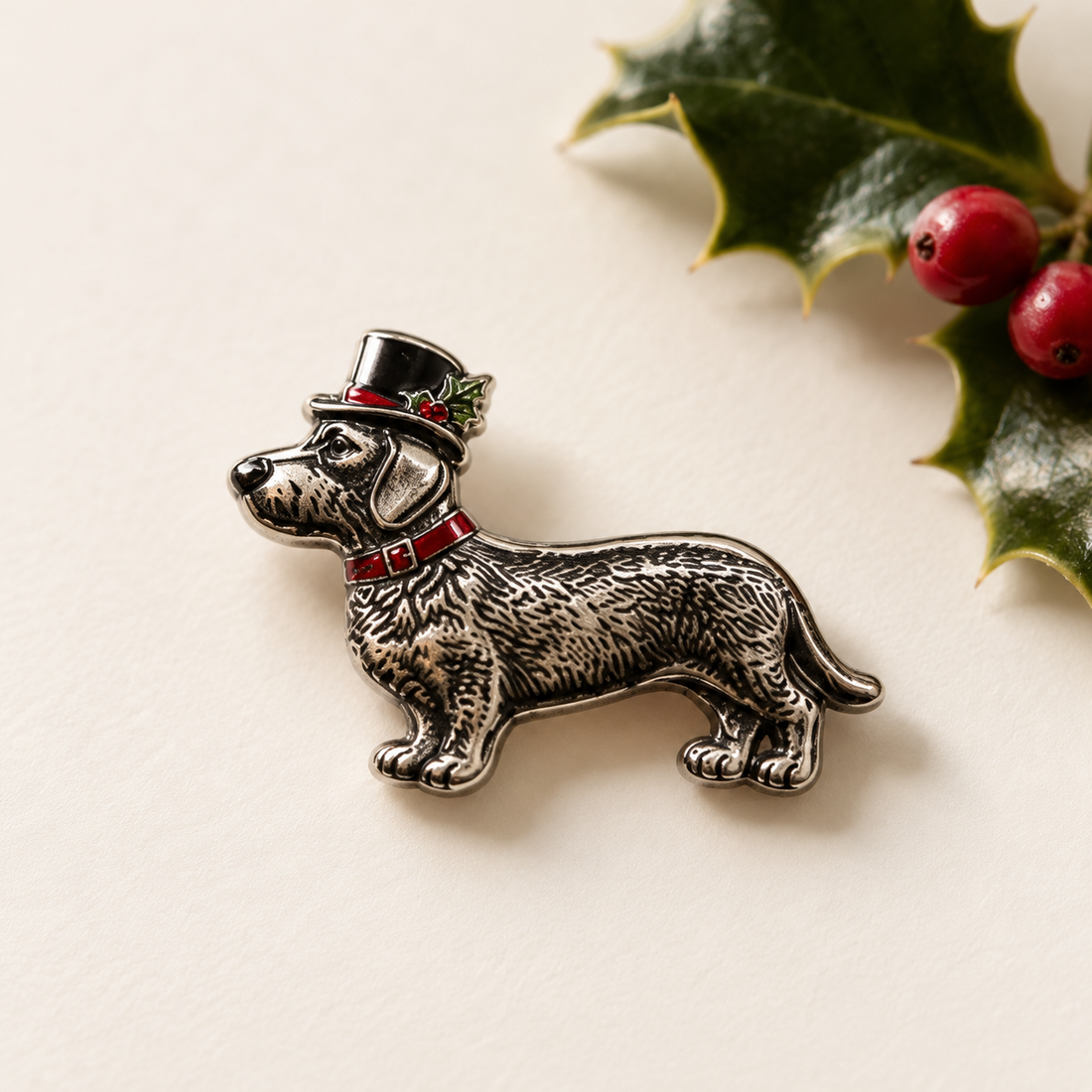 Pin Weihnachts-Wilhelm: Rauhaardackel mit Zylinder und Stechpalme, Nahaufnahme