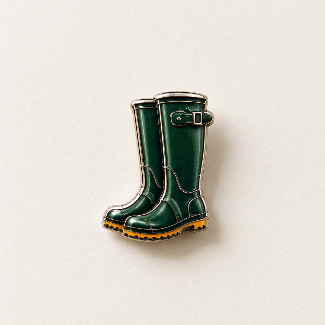 Pin Wellis: Gummistiefel aus Zinn, Nahaufnahme