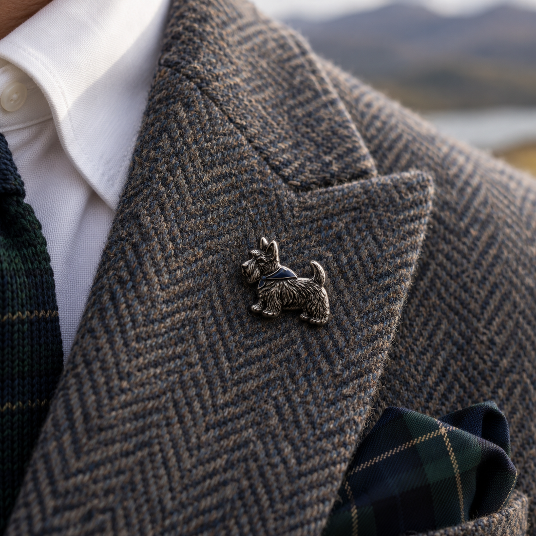 Pin Scotty: Scottish Terrier am Revers eines Harris-Tweed-Sakkos