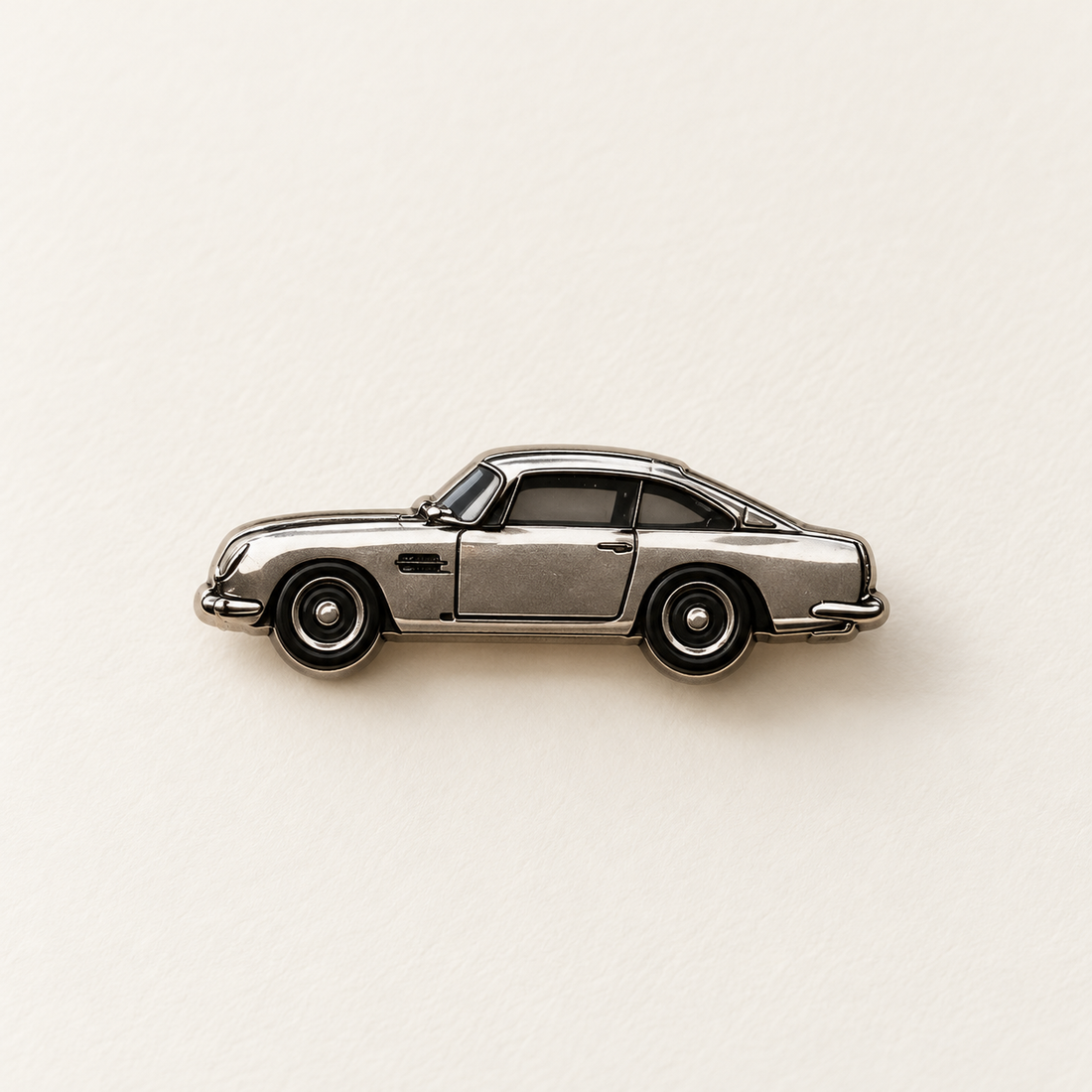 Pin David: klassischer britischer Grand Tourer aus Zinn, Nahaufnahme