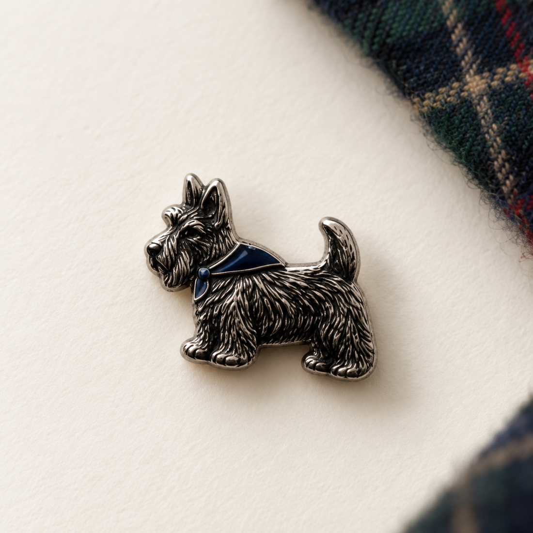 Pin Scotty: Scottish Terrier mit Halstuch, Nahaufnahme