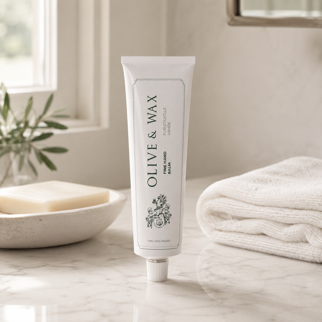 Olive & Wax Fine Hand Balm – Tube auf Marmor im hellen Badezimmer